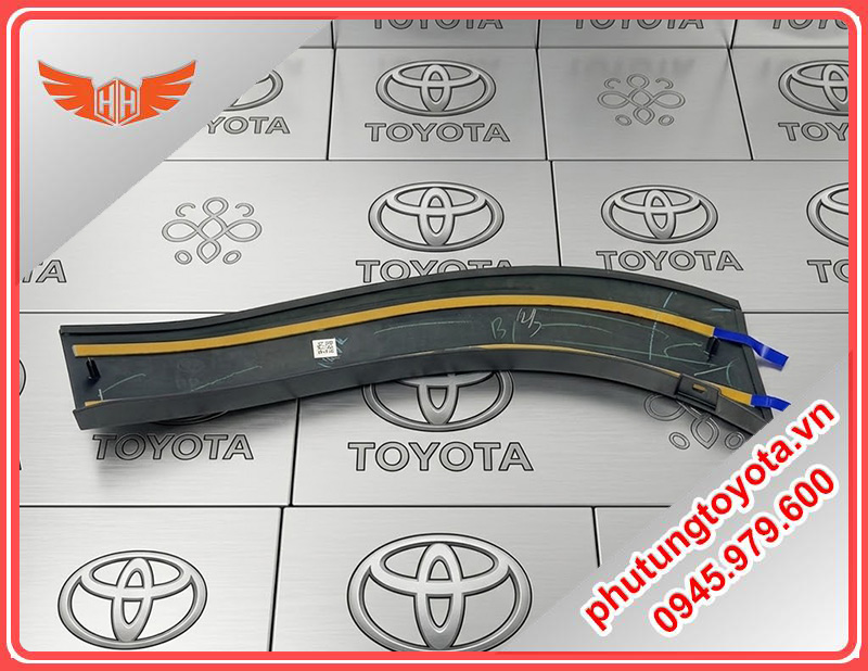 Ốp vè cản sau Toyota Innova Cross 2025 mã 52707-VT020
