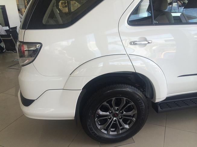 ốp vè sau fortuner giúp phần hốc bánh xe cứng cáp và bắt mắt hơn